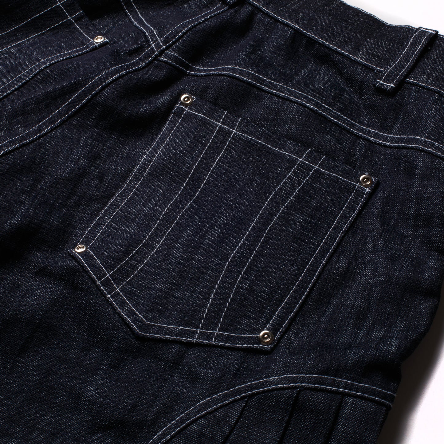 'Uniform' pleated raw denim jorts