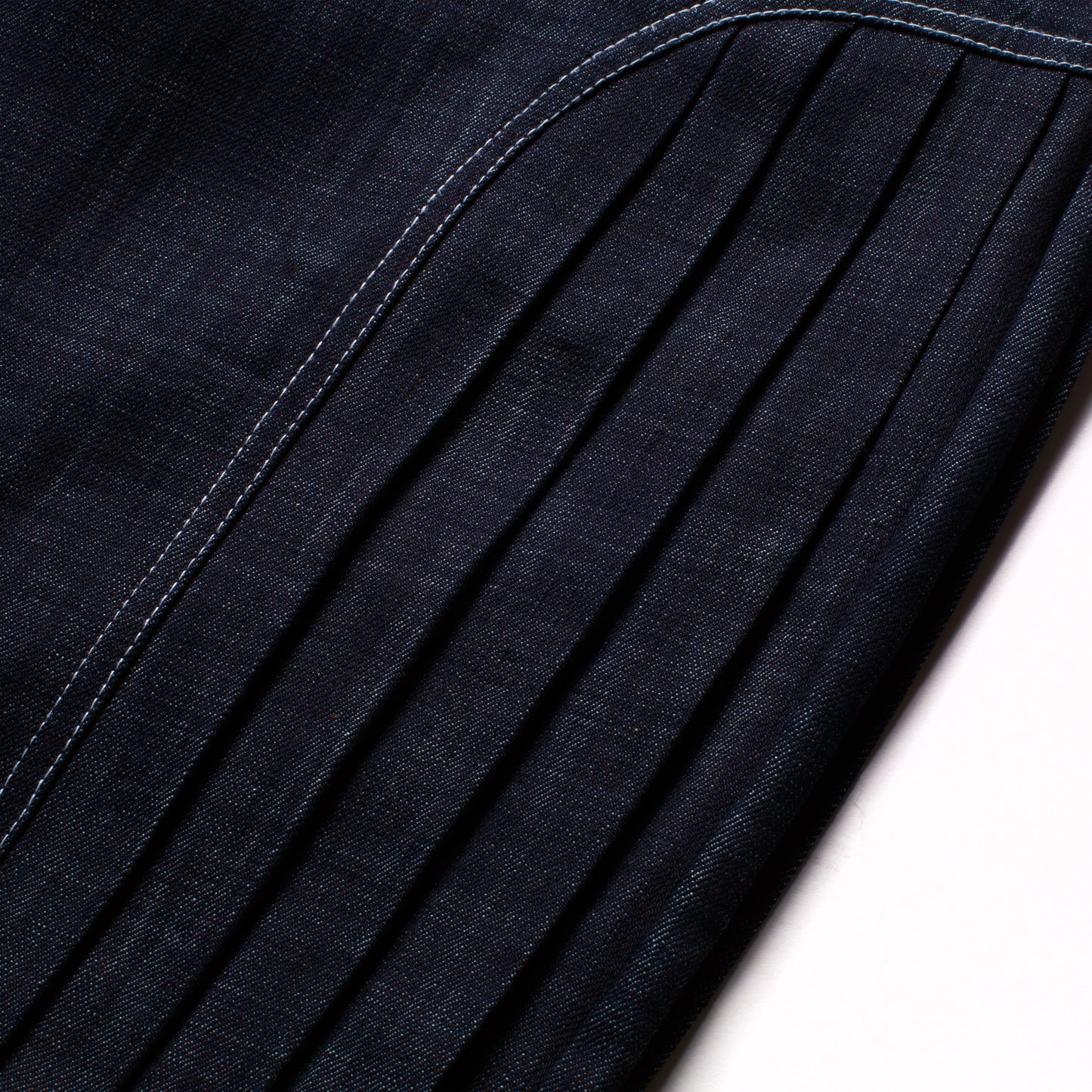'Uniform' pleated raw denim jorts